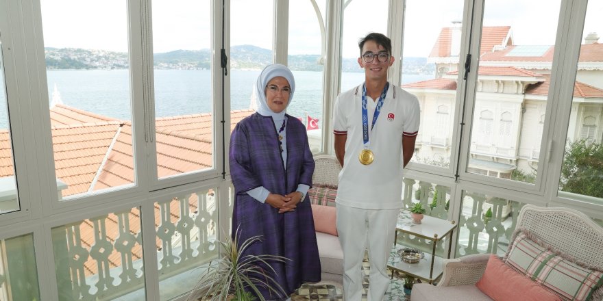 Emine Erdoğan, Mete Gazoz’u kabul etti