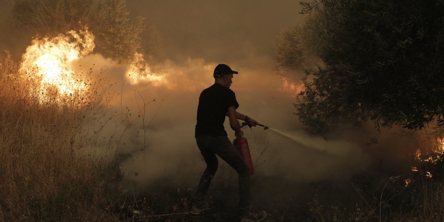 Yunanistan da alev alev yanıyor