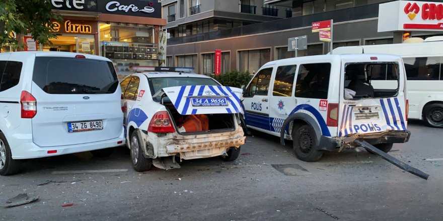 Ümraniye’de minibüs şöförü, polis araçlarına çarparak durabildi