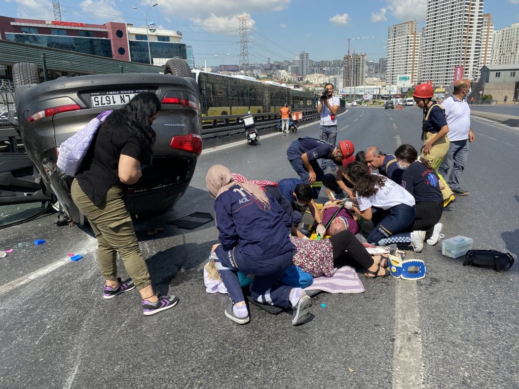 Haramidere E-5’te Araç Takla Attı: 2 Yaralı