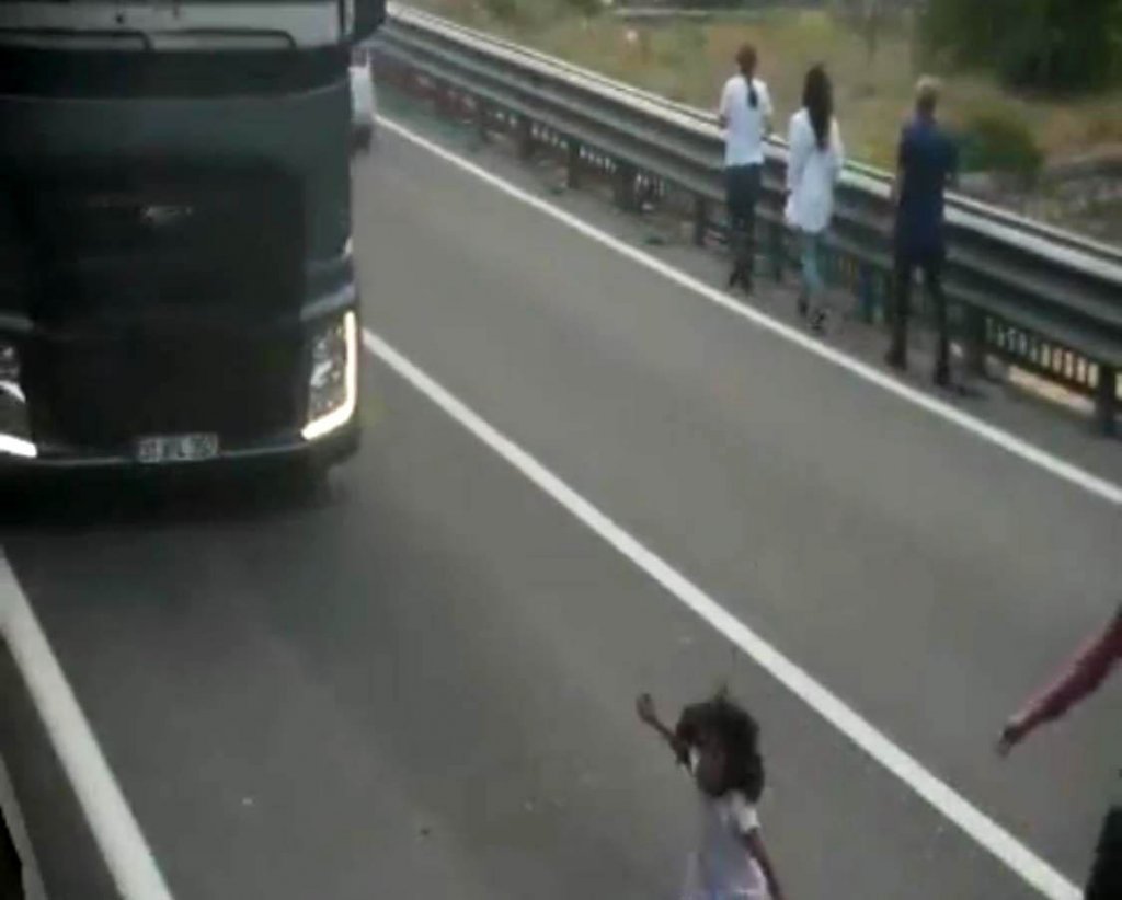 Küçük Çocuk Tırın Altında Kalmaktan Son Anda Kurtuldu