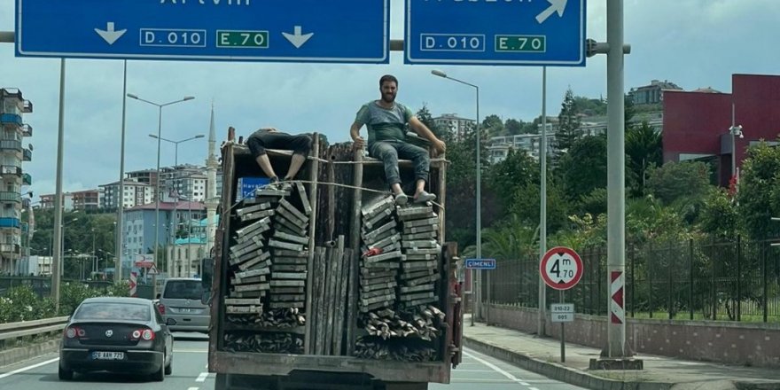 Kamyon kasasındaki inşaat iskeleleri üzerinde tehlikeli yolculuk