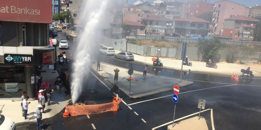 Kadıköy’de İski’nin Çalışmasında Su Borusu Patladı
