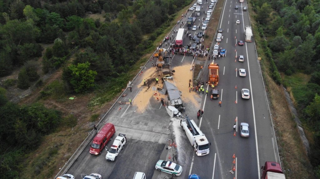Tem’de 2 Tır Ve 1 Kamyon Çarpıştı