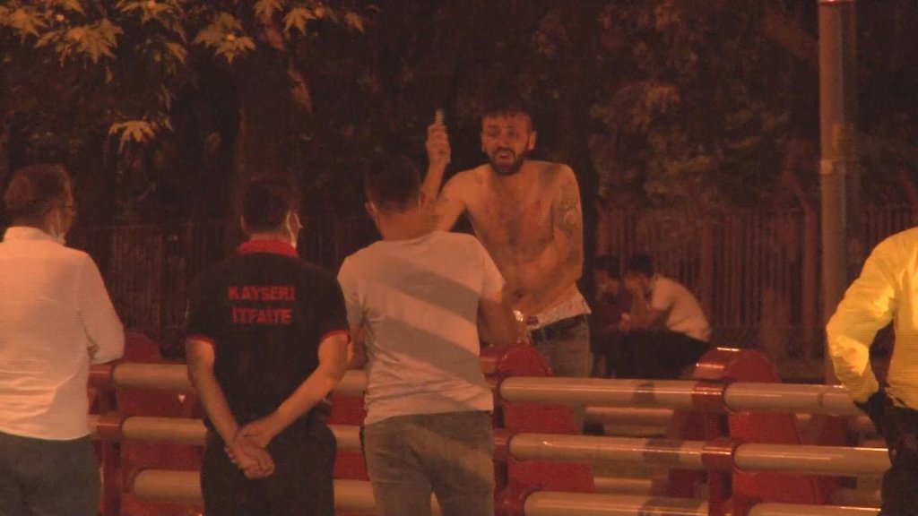 Elinde Bıçakla Köprüye Çıkan Şahıs İkna Edildi