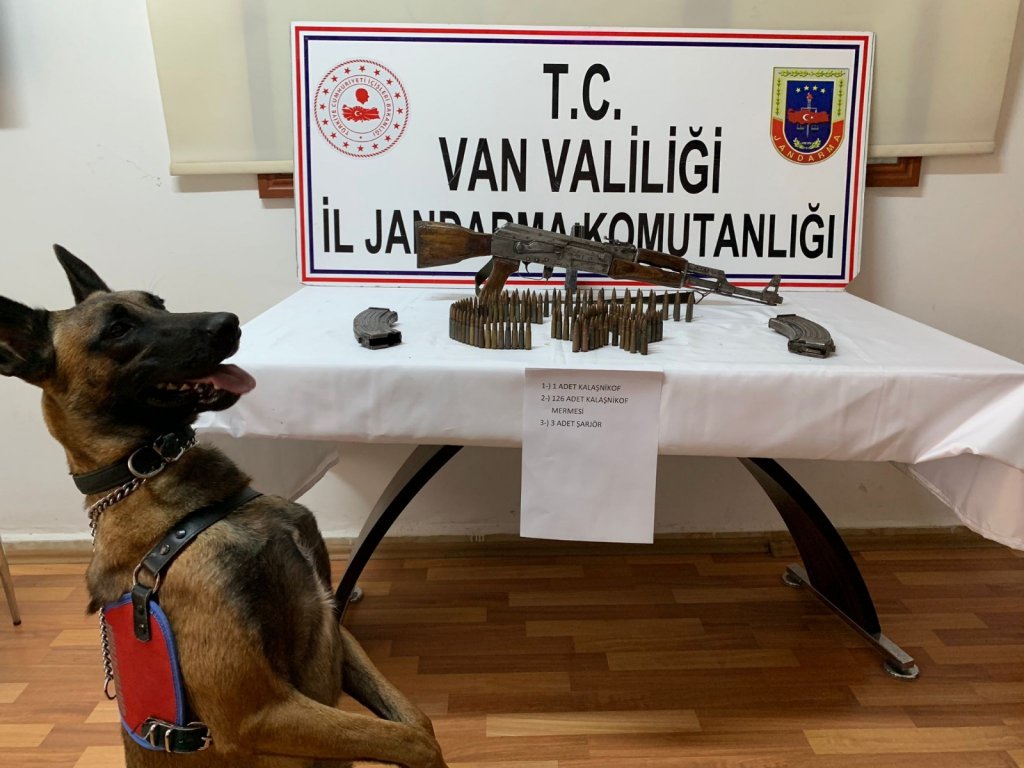 Van’da Bir Araçta Silah Ve Mühimmat Ele Geçirildi