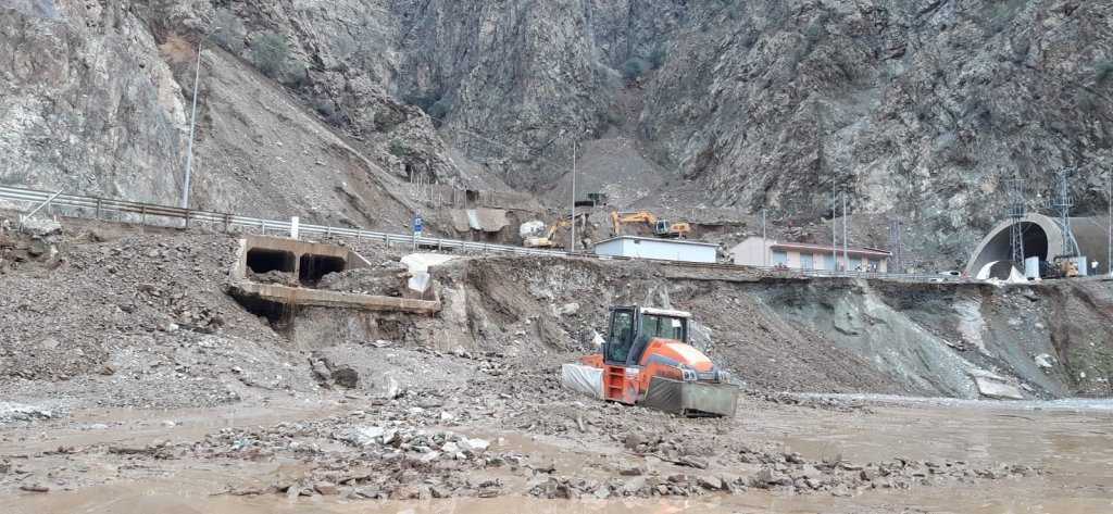 Yusufeli’nde Sağanak Yağış Etkili Oldu