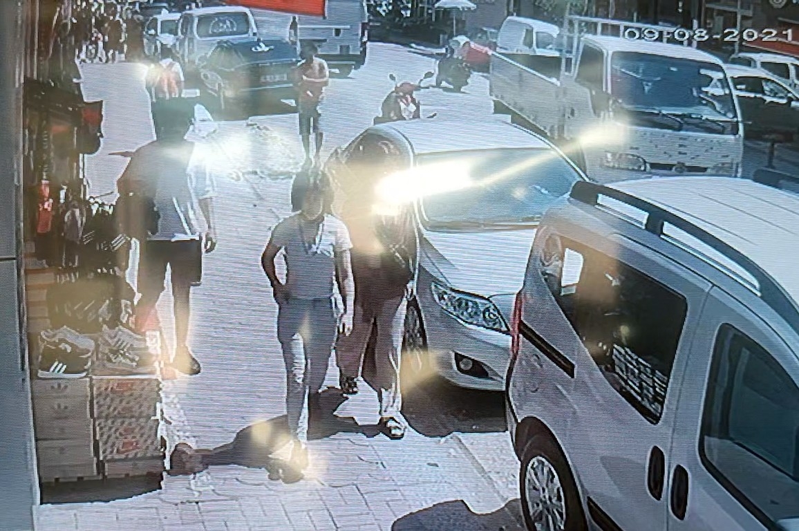 Hayrete Düşüren Terlik Hırsızlığı Kamerada