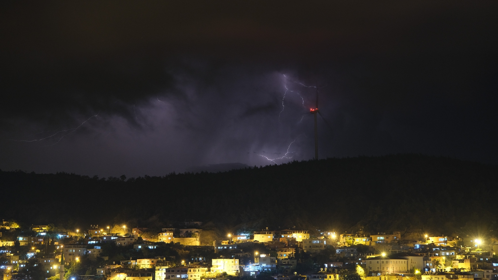 Hatay’da Şimşekler Rüzgar Gülleri İle Kartpostallık Manzara Oluşturdu