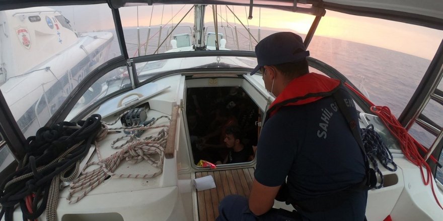 İzmir açıklarında yelkenli teknede 100 kaçak göçmen yakalandı