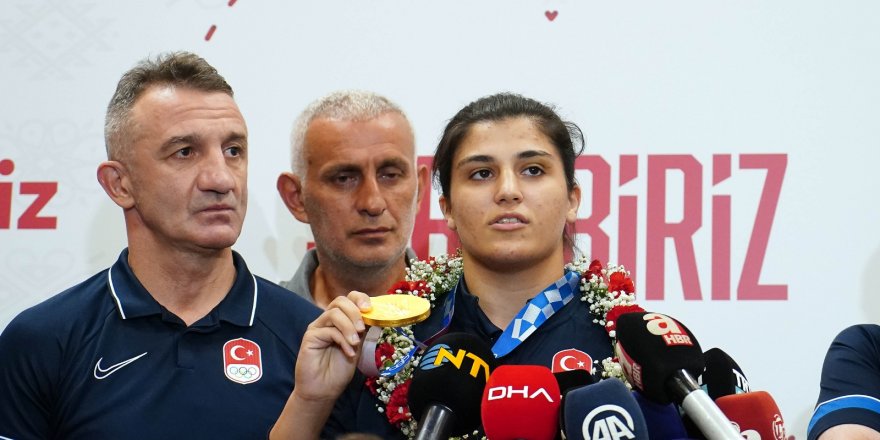 Şampiyon Busenaz Sürmeneli Yurda Döndü