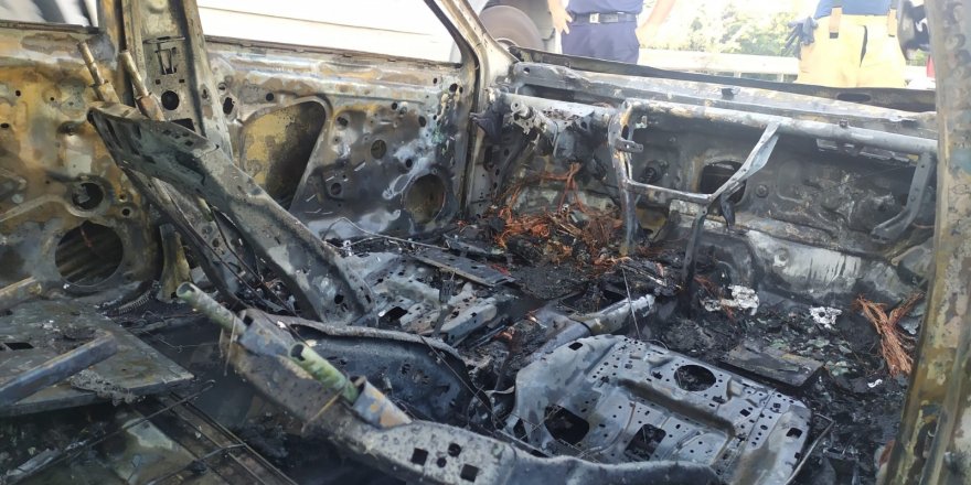 Bağcılar’da  lüks otomobil küle döndü