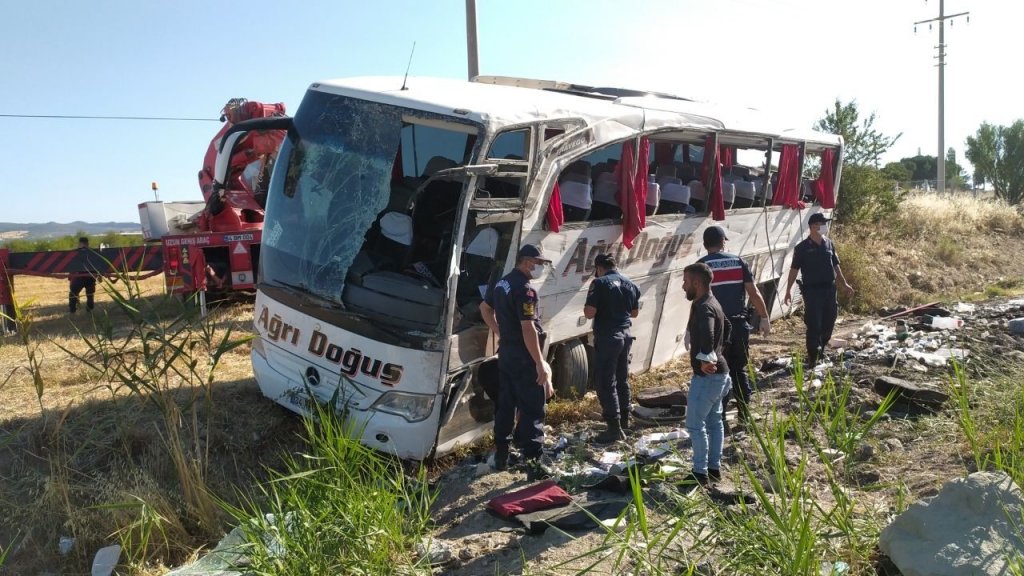 Kontrolden Çıkan Otobüste Can Pazarı: 33 Yaralı