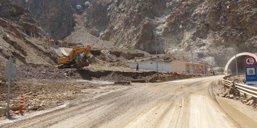 Heyelan nedeniyle kapanan Artvin-Erzurum karayolu ulaşıma açıldı