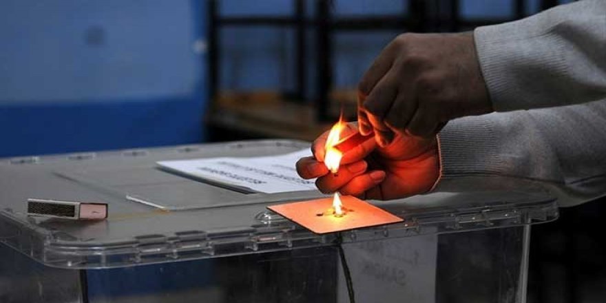 Türkiye sandık başında: Cem Yılmaz espriyi patlattı, Nusret tuzladı..