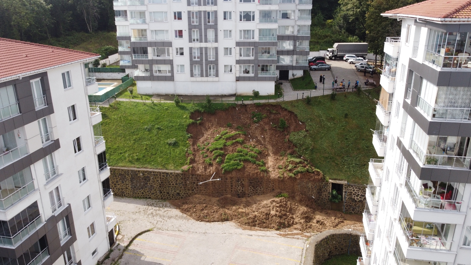 AFAD : "Ağaçlandırma ve yeni bir istinat duvarı yapılması sonrası bina sakinleri evlerine geçebilecek"