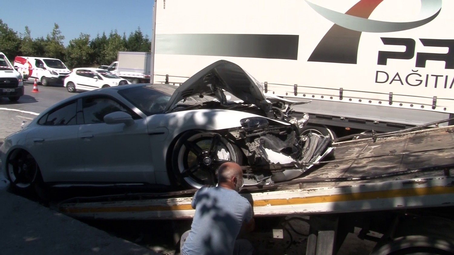 Arnavutköy’de tır, lüks araca çarptı