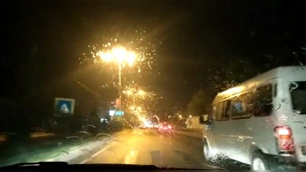 Şimşekler Gökyüzünü Aydınlattı