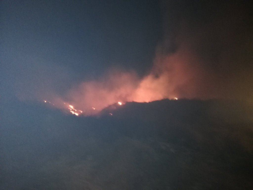 Çeşme’de eski çöplük alanında çıkan yangın kontrol altında