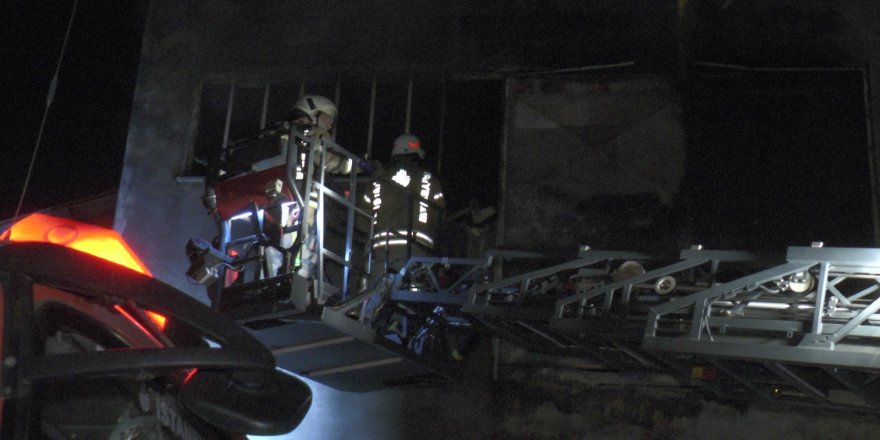 Pendik’te Duşa Kabin İmalathanesinde Yangın Çıktı