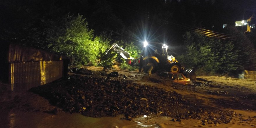 Kastamonu Yolunda Heyelan : İki Araç Toprak Altında Kaldı