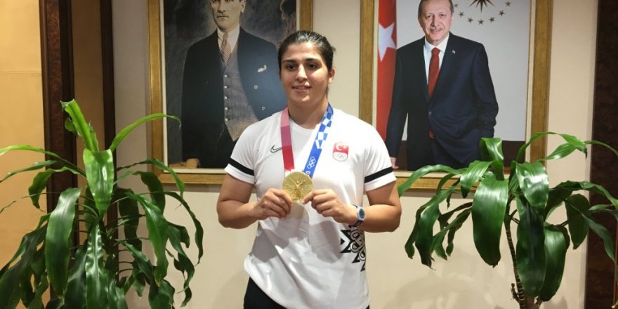 Busenaz Sürmeneli’den Kerem Bürsin’in Madalya Eleştirisine Cevap