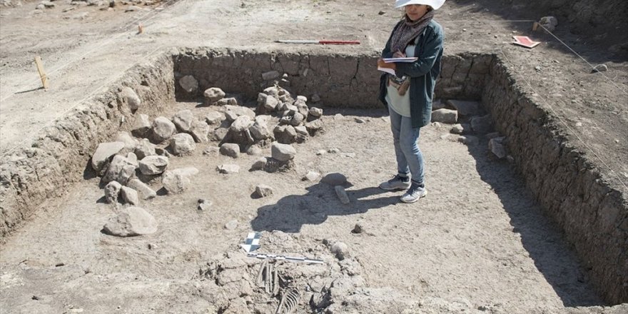 Tozkoparan Höyüğü'ndeki Arkeolojik Kazılarda Çocuk İskeleti Bulundu