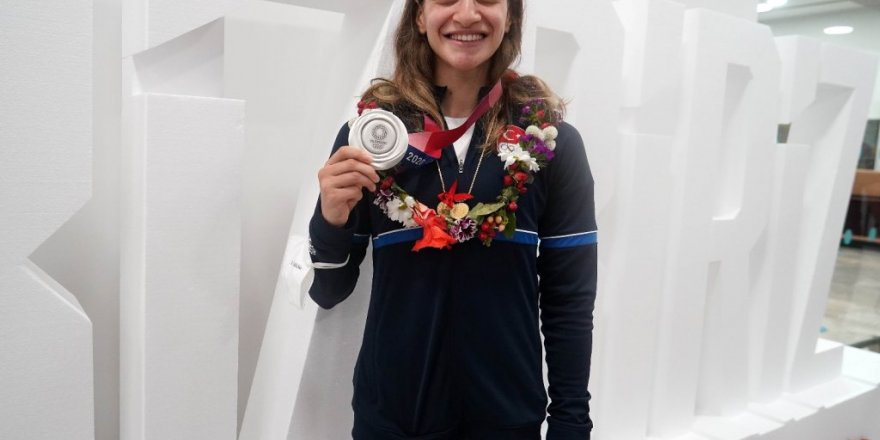 Buse Naz Çakıroğlu: “Bundan sonra çift altın madalya olacak”