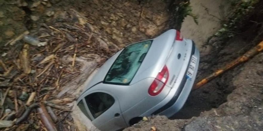 Çöken yola düşen iki araçtaki 12 kişi camlardan çıkarak kurtuldu