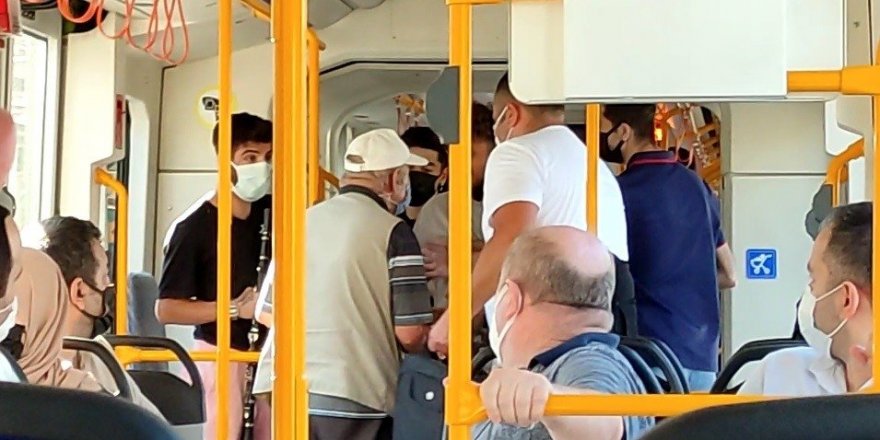 Metroda sokak müzisyeni gerginliği