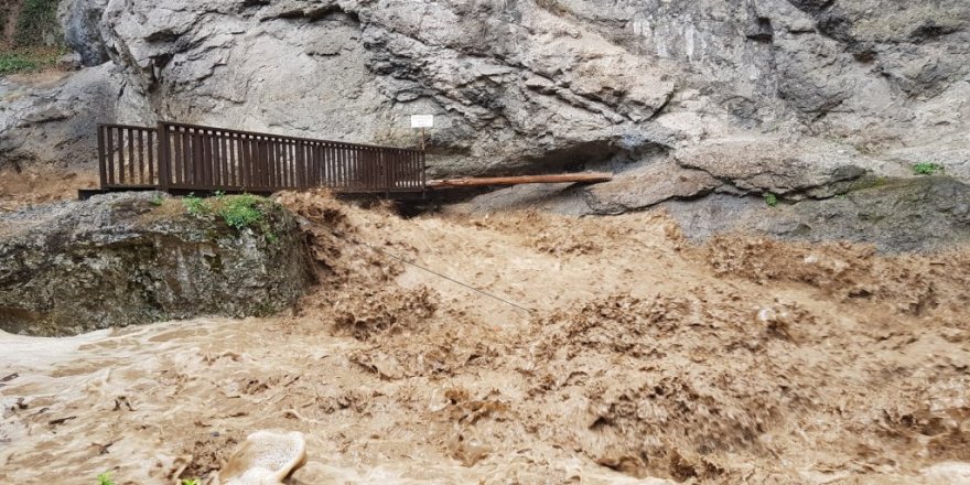 Sağanak sonrası dereler taştı, dükkanlar tehlikeyle karşı karşıya kaldı