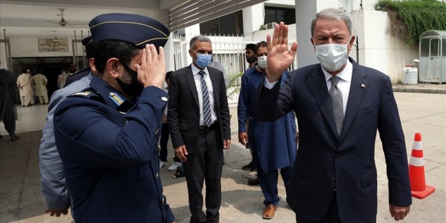 Bakan Akar, Pakistan Savunma Üretim Bakanı Jalal ile görüştü