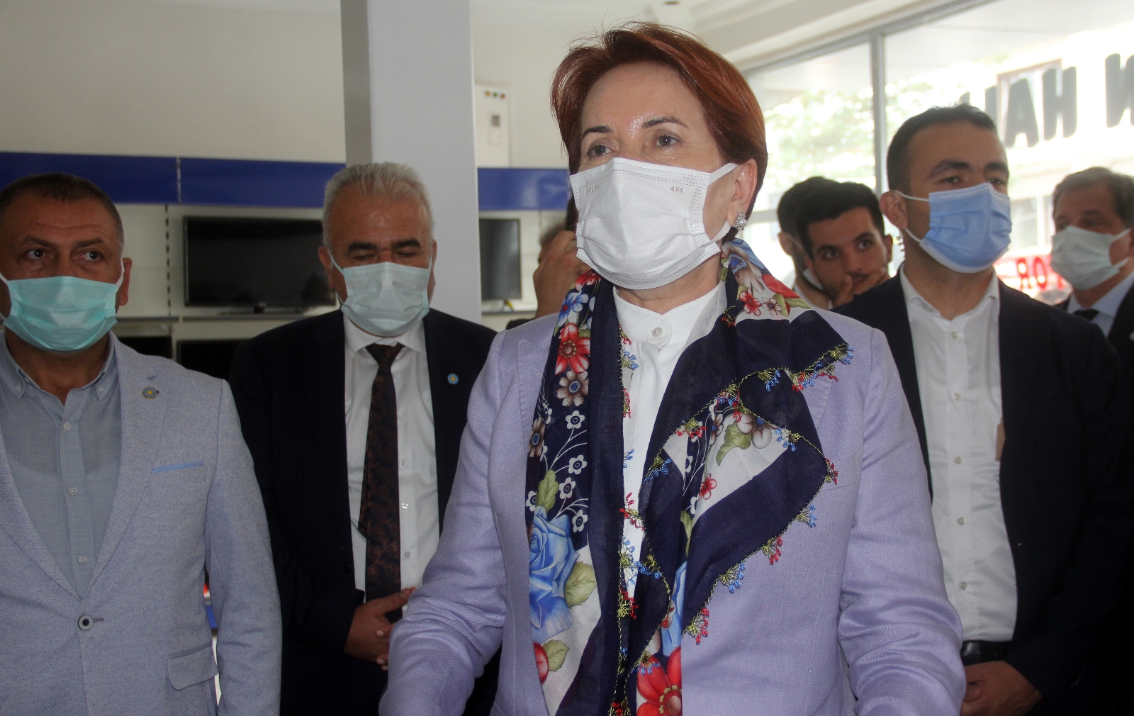 Meral Akşener’in kahvehane ziyaretinde gergin anlar