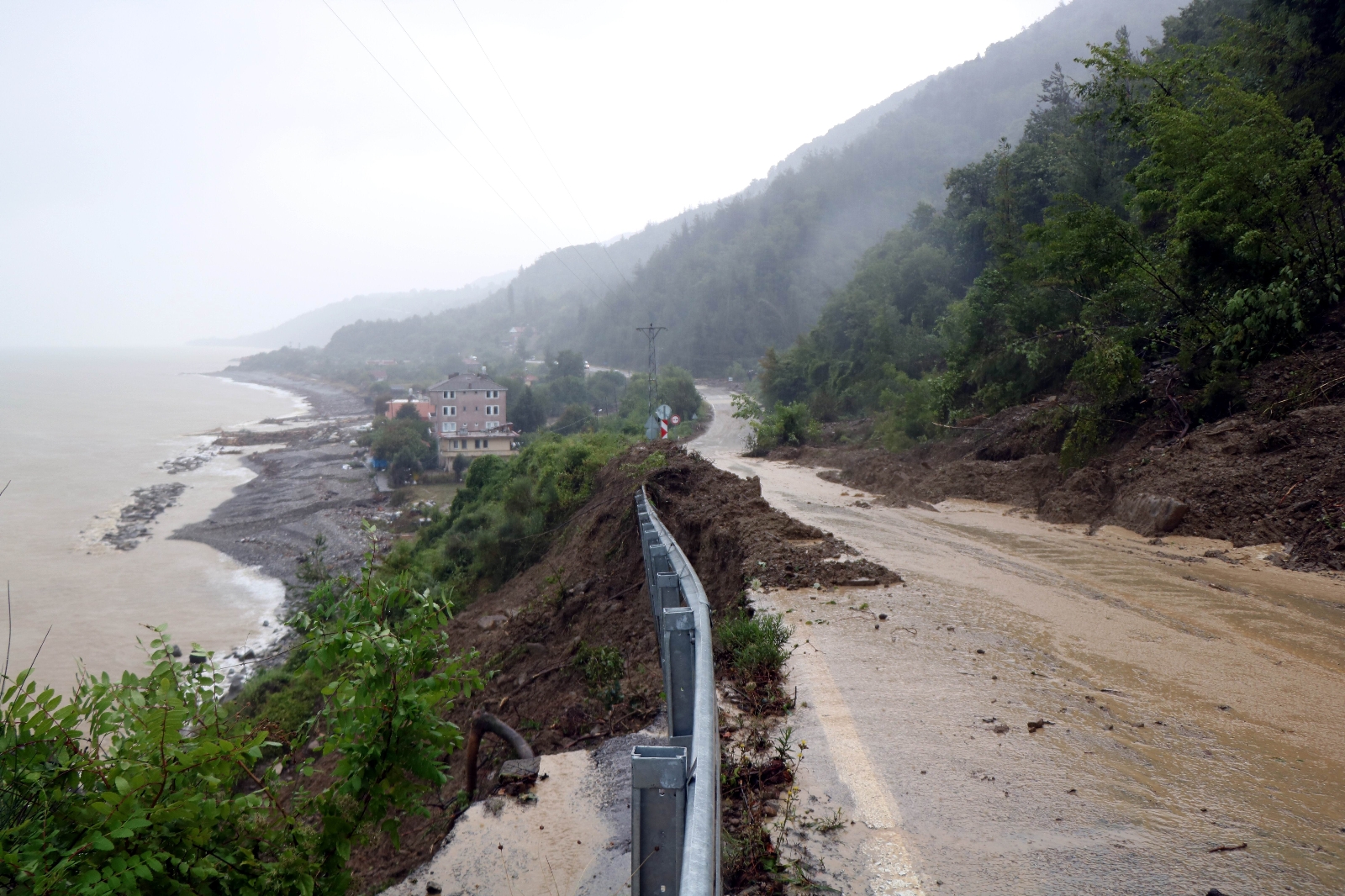 Sele teslim olan Ayancık’a yollar geçit vermiyor
