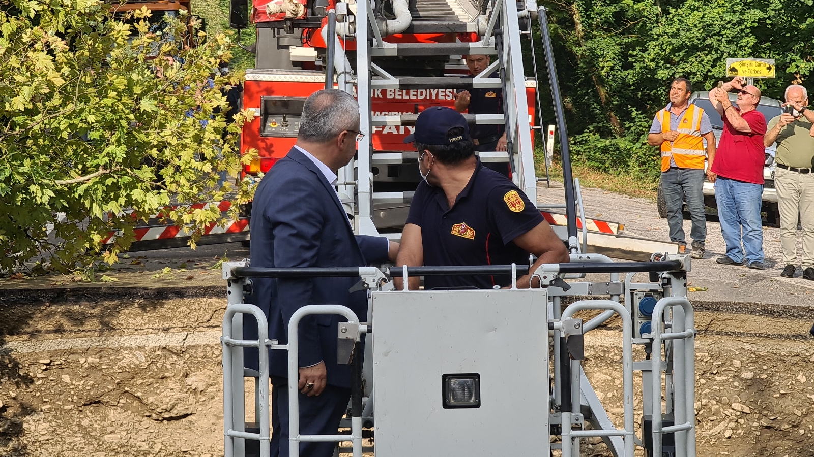 Bartın’da mahsur kalan vekil ve ekipler itfaiye ile kurtarıldı