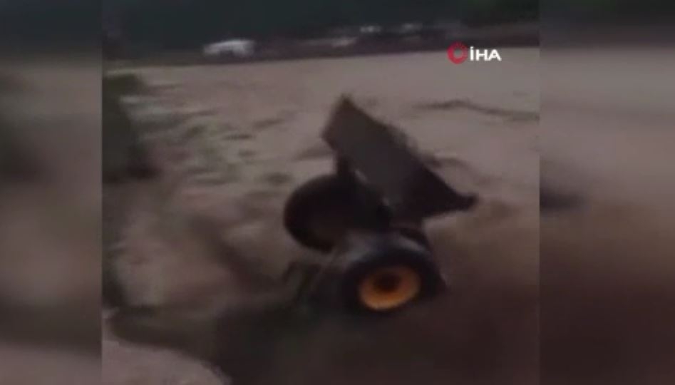 Sel suları iş makinesini böyle yuttu