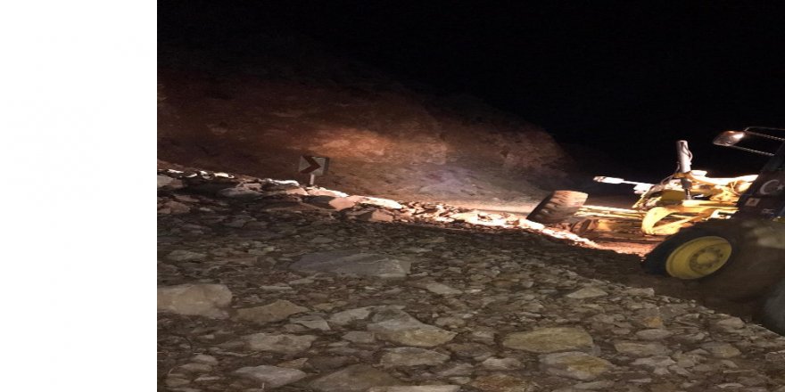 Sivas’ta heyelan yol kapattı