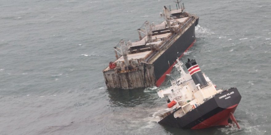 Japonya’da karaya oturan yük gemisi ikiye bölündü