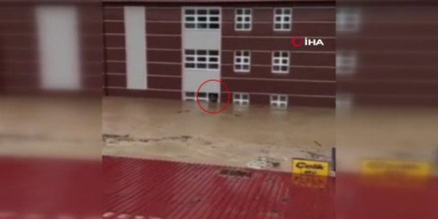 Kastamonu’da selde okul camına çıkan kadın kurtarılmayı bekledi