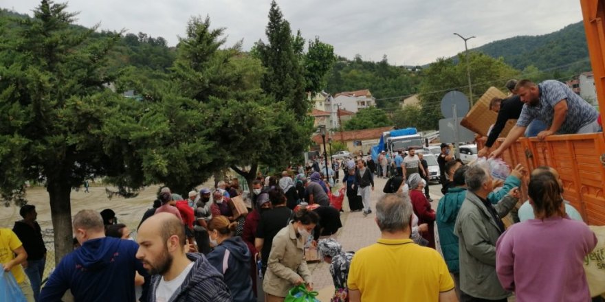 Ayancık’ta vatandaşlara erzak yardımı