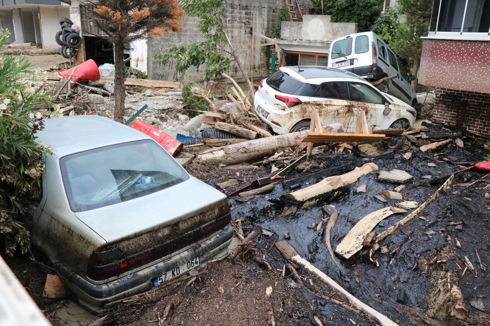 Ayancık’taki Felaketin Boyutu İç Kesimlere Girdikçe Büyüyor