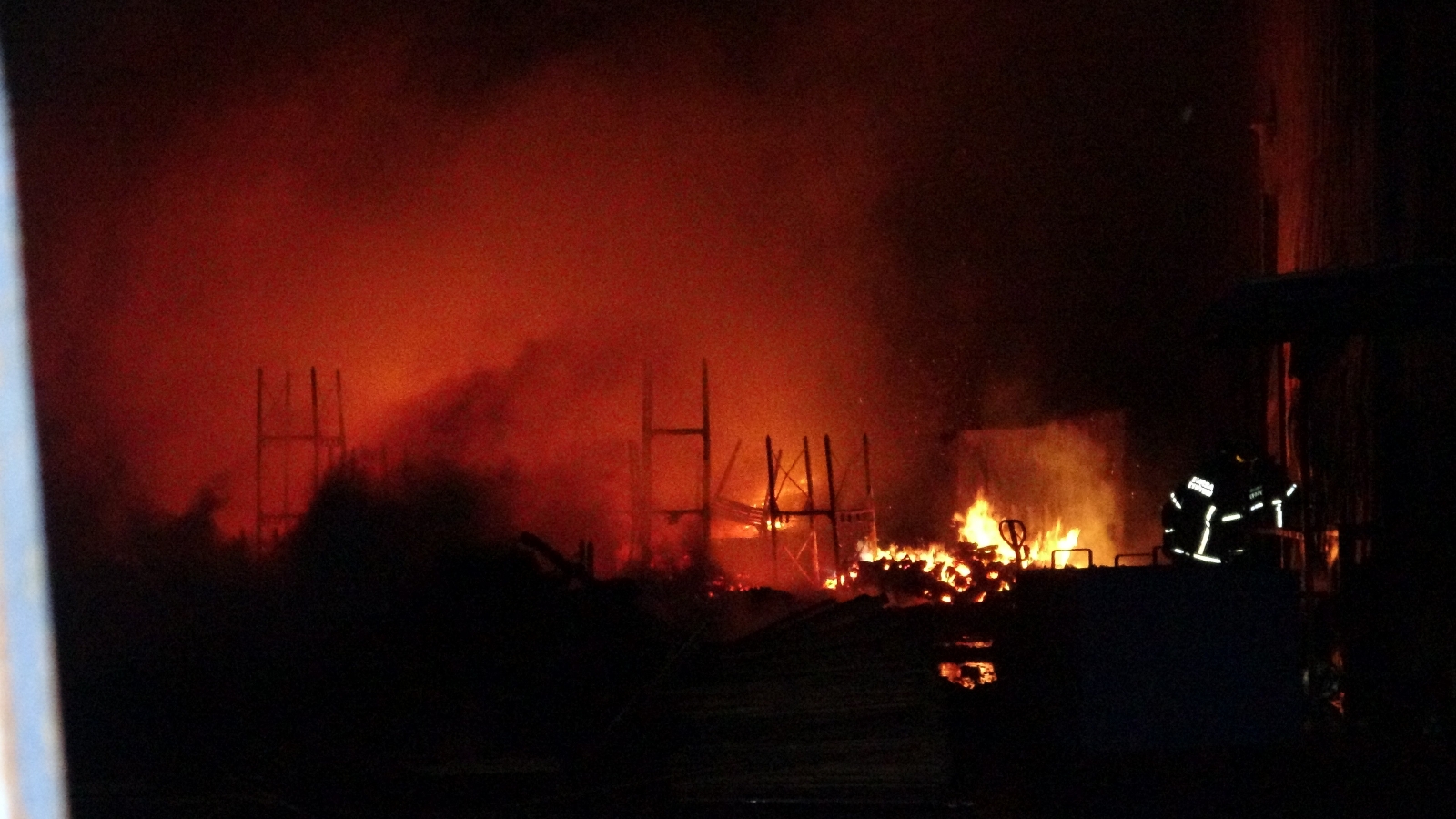 Palet Fabrikasında Çıkan Yangın Kontrol Altına Alınamıyor