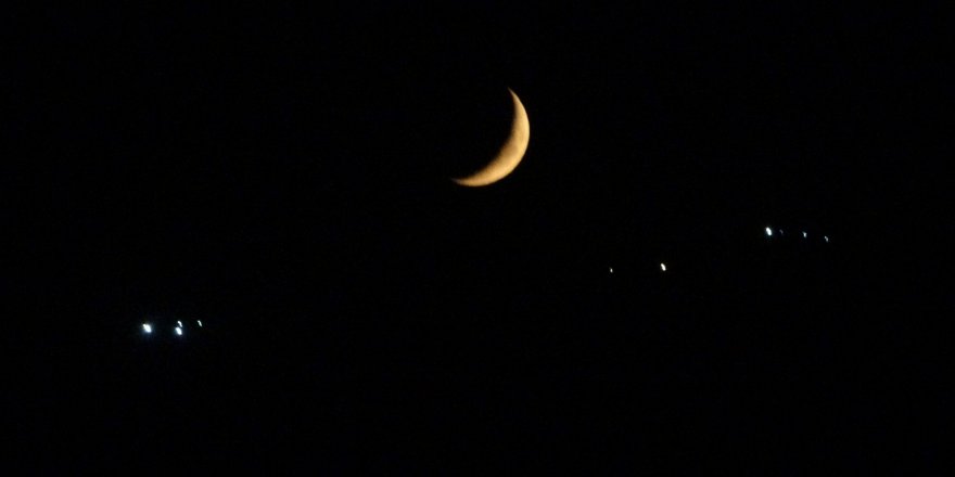 Yüksekova’da Ay kendine hayran bıraktı