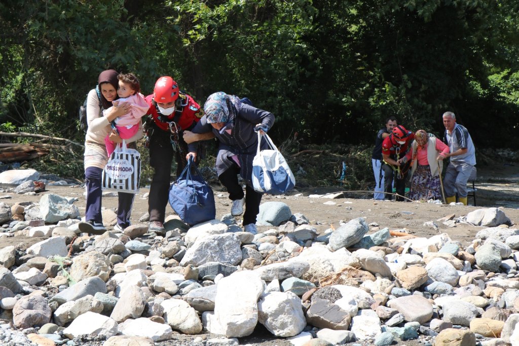 3 Gündür Yardım Bekleyen 5 Kişilik Aile Helikopterle Böyle Kurtarıldı