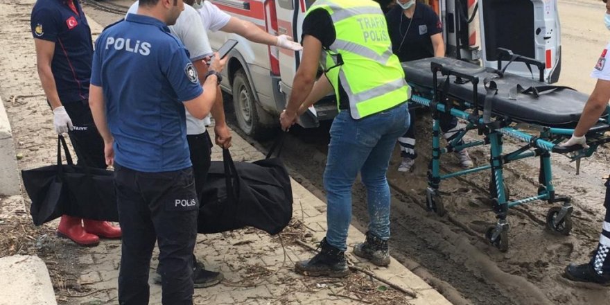 Selde hayatlarını kaybedenlerin cenazeleri enkazdan çıkartılıyor