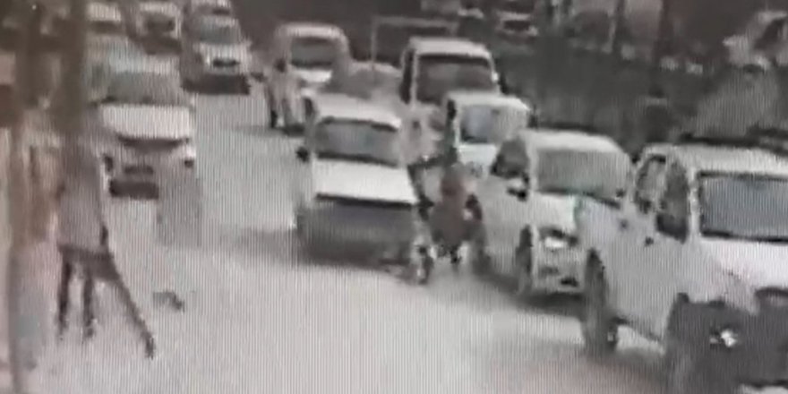 Yola fırlayan çocuk otomobilin altında kalmaktan son anda kurtuldu