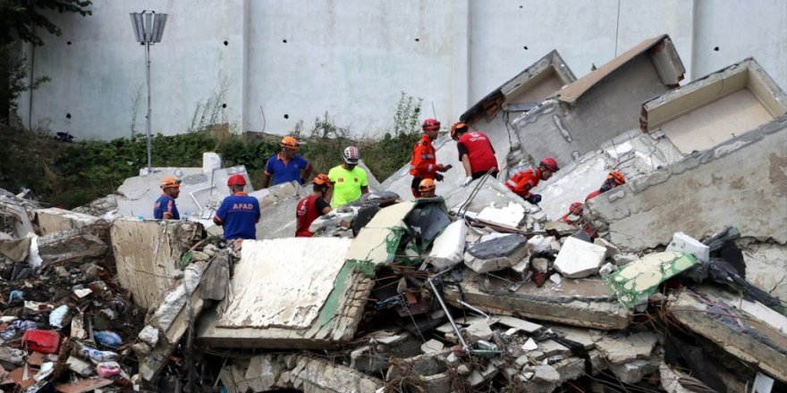 Sel Nedeniyle Yıkılan Apartmanda Arama Kurtarma Çalışmaları Sürüyor