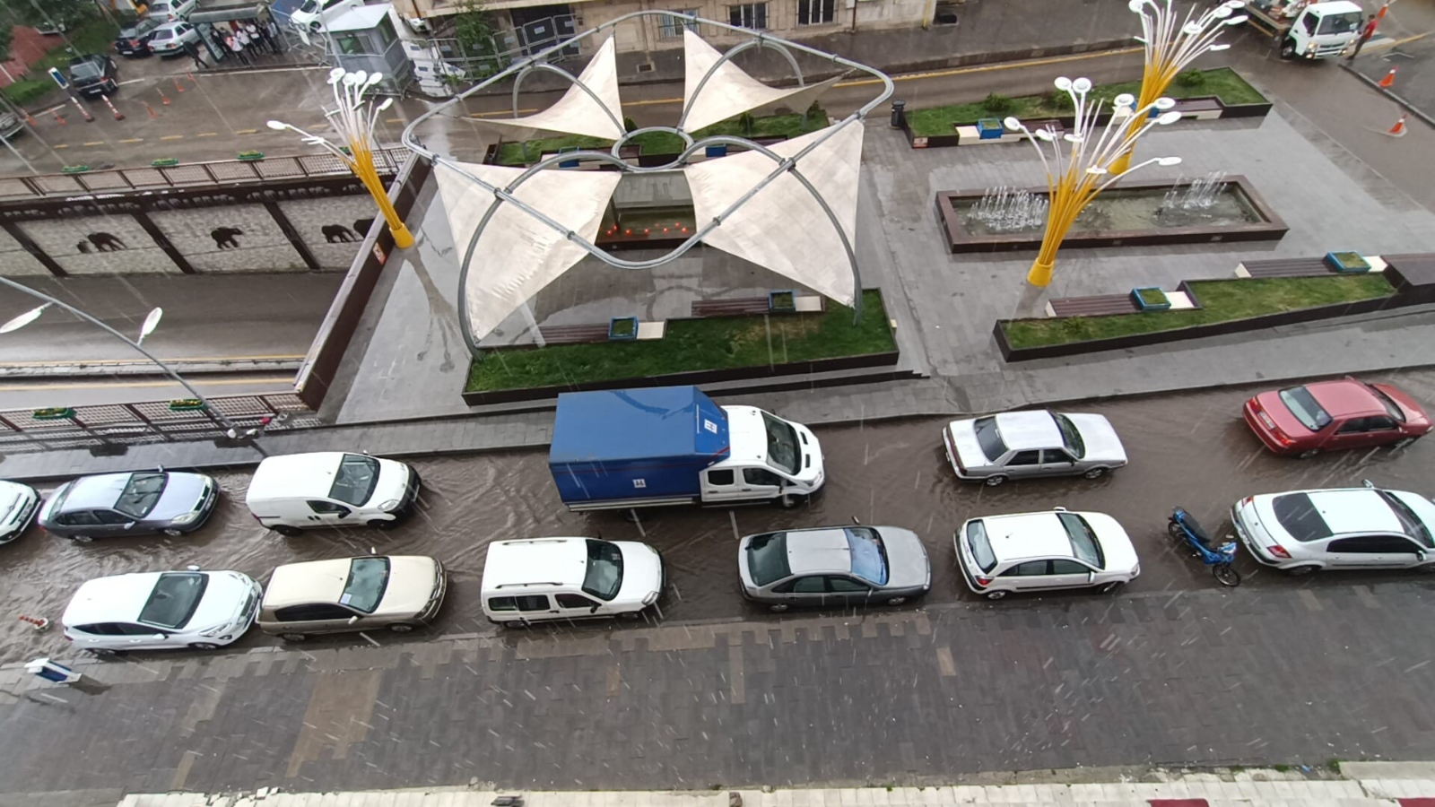 Sağanak Yağışla Saniyeler İçerisinde Caddeler Göle Döndü, Araçlar Güçlükle İlerledi