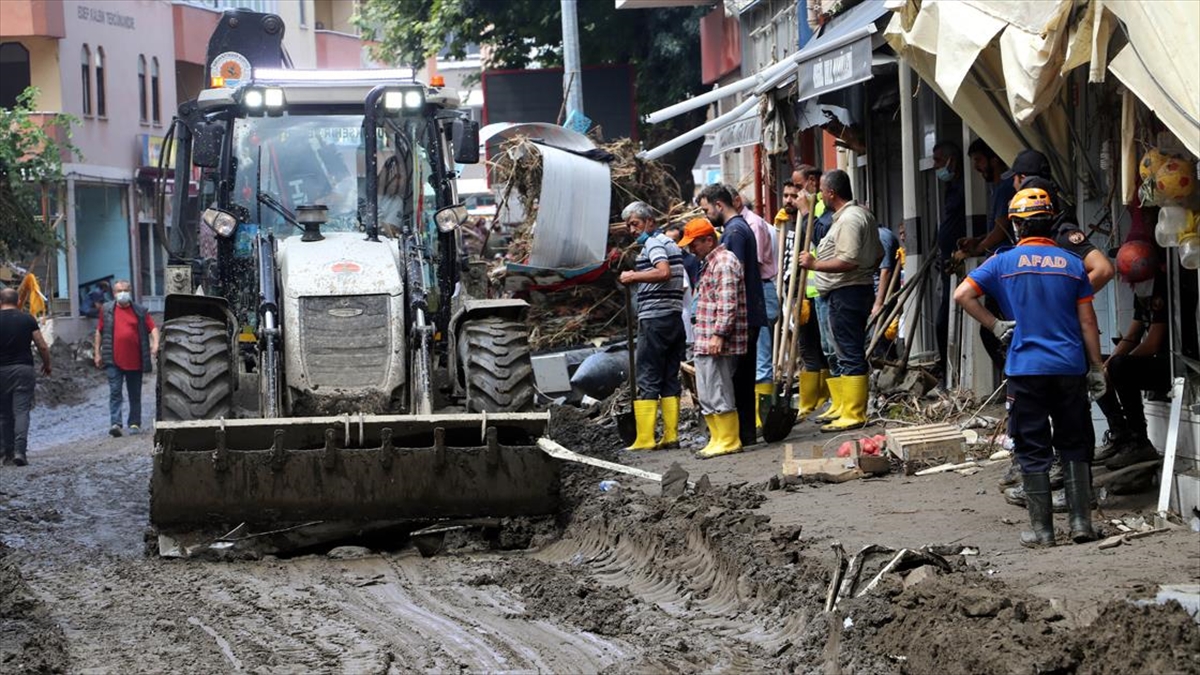 Sel Felaketinin Yaşandığı Bozkurt'ta Enkaz Kaldırma Ve Temizlik Çalışmalarına Başlandı