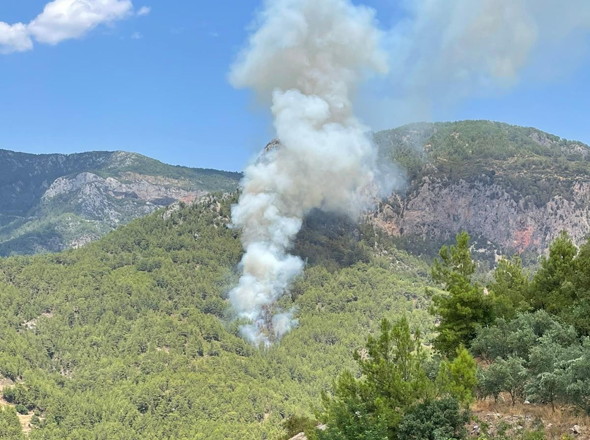 Alanya’da Biri Orman 2 Ayrı Yerde Çıkan Yangın Söndürüldü
